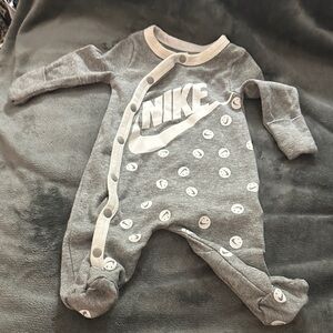 Newborn baby Nike Gray and White Smiley Baby Footie